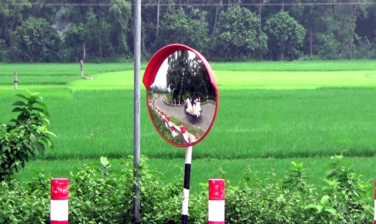 নওগাঁর মহাসড়কে দুর্ঘটনা কমাতে ঝুঁকিপূর্ণ বাঁকে ও মোড়ে সড়ক আয়না