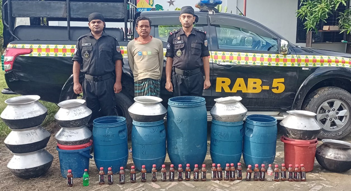 চাঁপাইনবাবগঞ্জে চোলাইমদ উদ্ধার, আটক ২