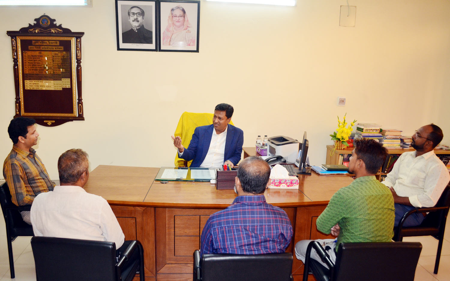 রাজশাহী জেলা পরিষদ পরিদর্শনে অতিরিক্ত বিভাগীয় কমিশনার