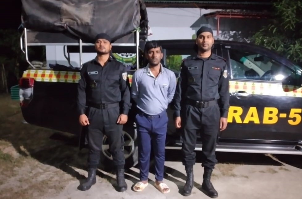 চাঁপাইনবাবগঞ্জে কোটি টাকার হেরোইনসহ যুবক গ্রেফতার