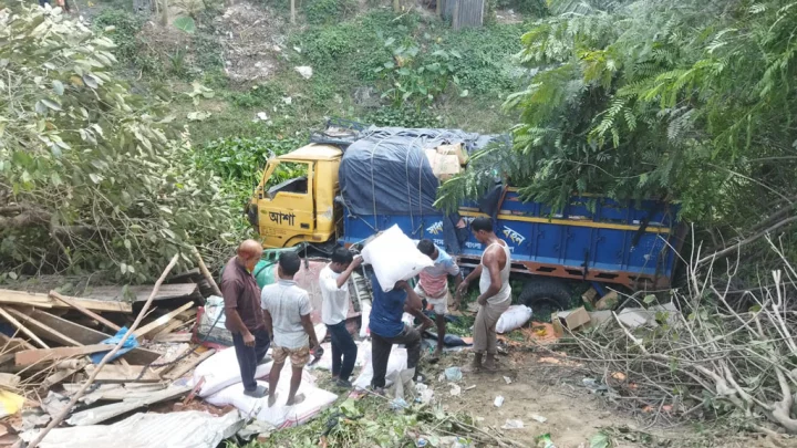 রাজশাহীতে নিয়ন্ত্রণ হারিয়ে অটোরিকশায় ট্রাকের ধাক্কা, নিহত ৪