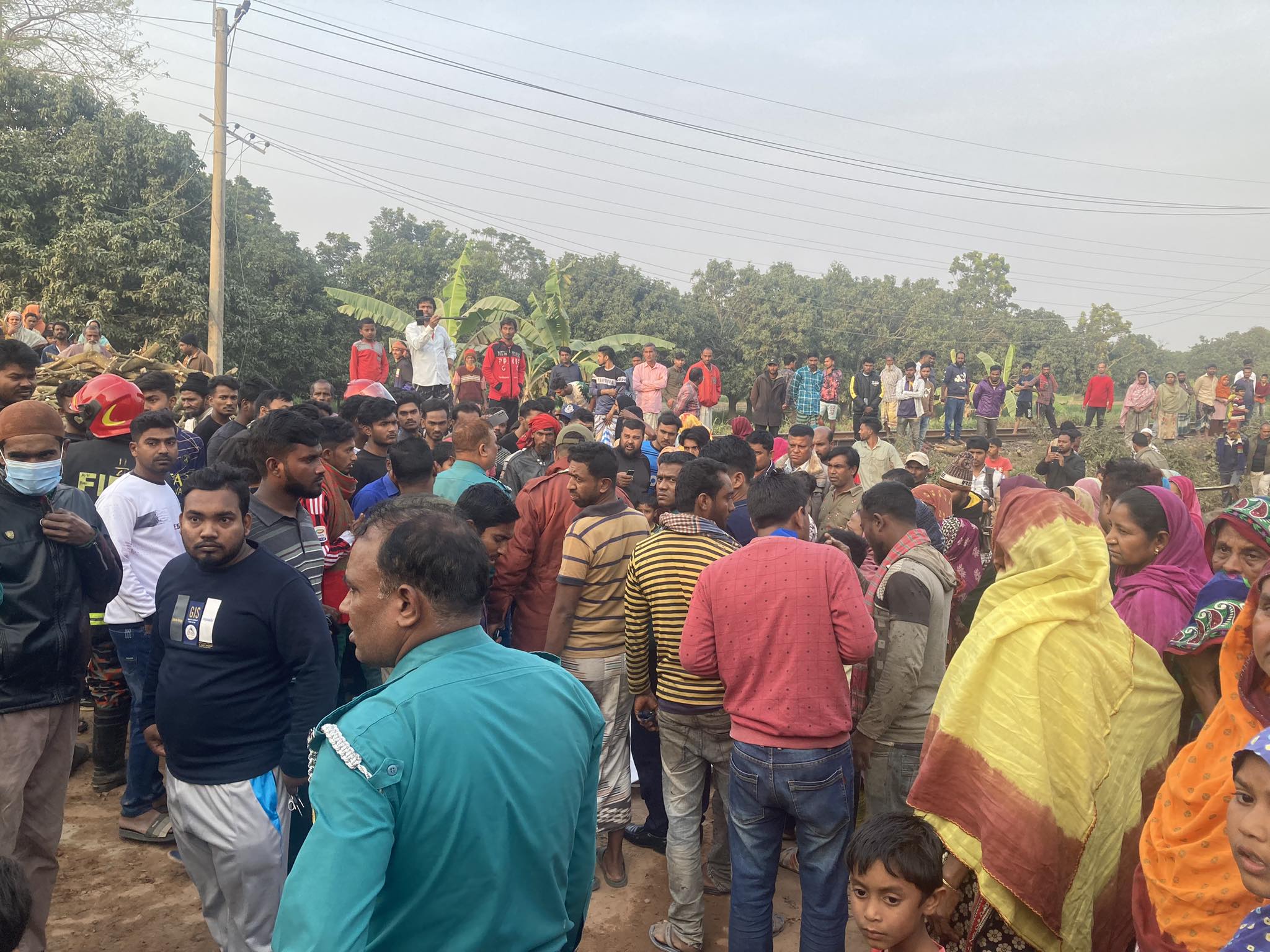 লাইনে উঠে পড়া ট্রলিকে ট্রেনের ধাক্কা, নিহত ২
