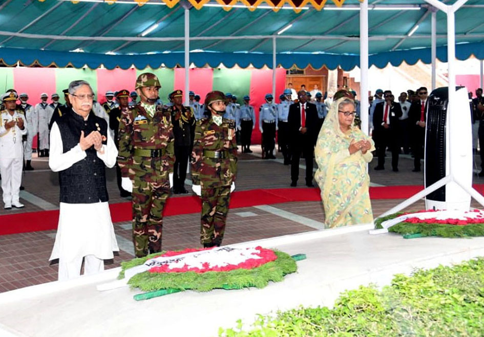 টুঙ্গিপাড়ায় বঙ্গবন্ধুর প্রতি শ্রদ্ধা জানিয়েছেন রাষ্ট্রপতি ও প্রধানমন্ত্রী