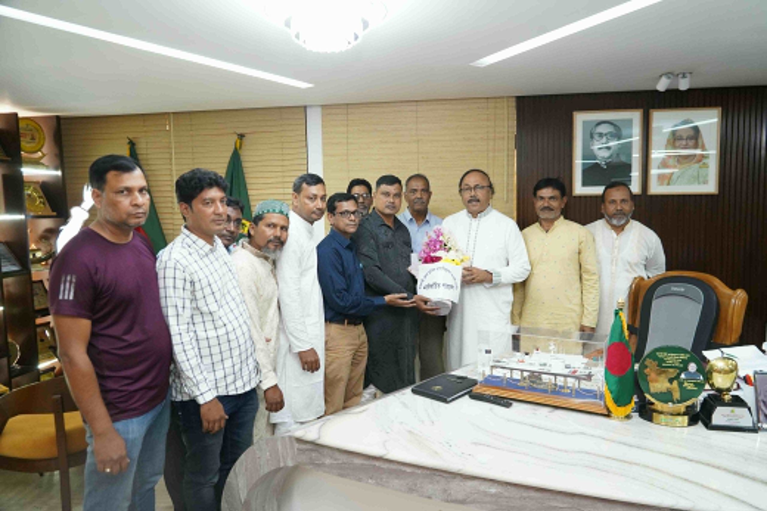 রাসিক মেয়রের সাথে রাজশাহী জেলা ফুটবল এসোসিয়েশনের নবনির্বাচিত নেতৃবৃন্দের সৌজন্য সাক্ষাৎ