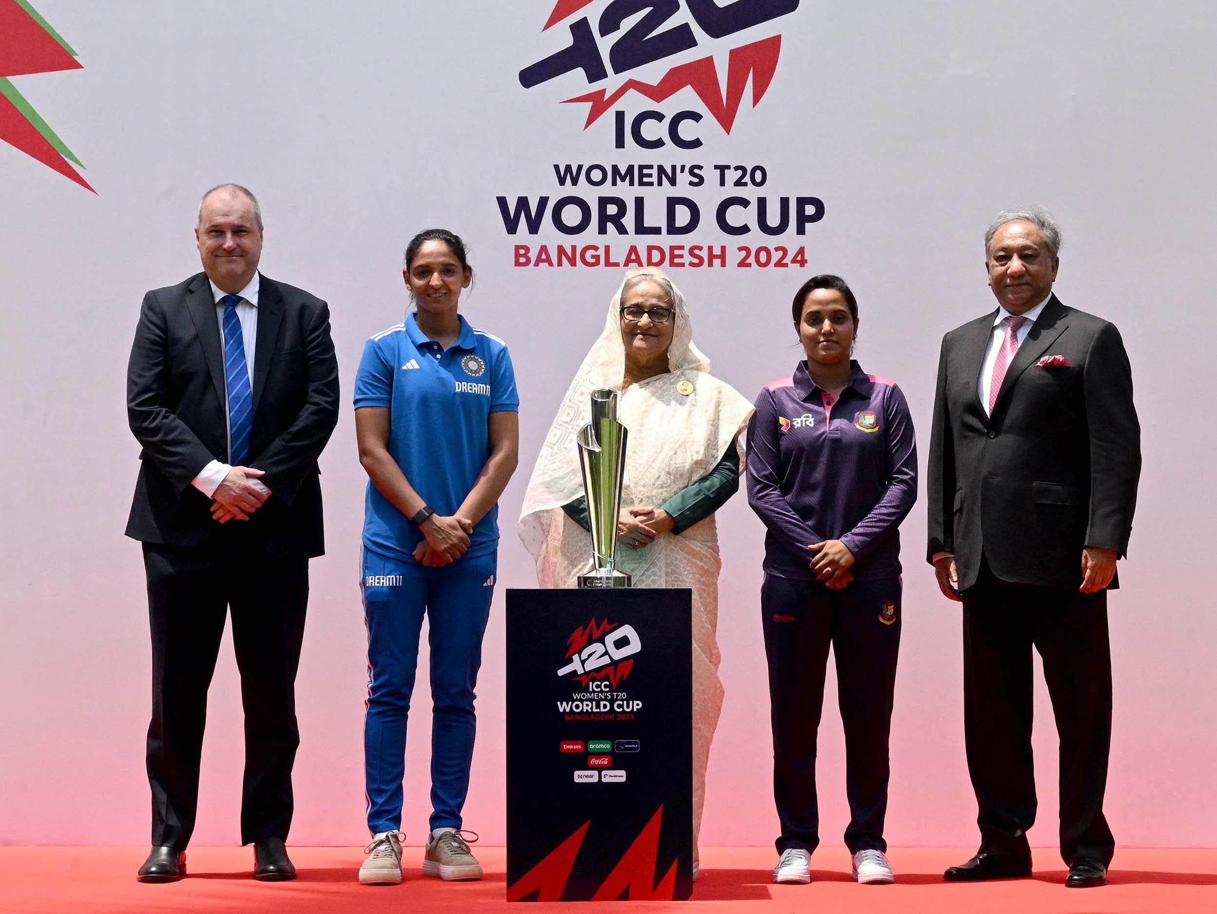 নারী টি-টোয়েন্টি বিশ্বকাপ ট্রফির সঙ্গে ছবি তুললেন প্রধানমন্ত্রী