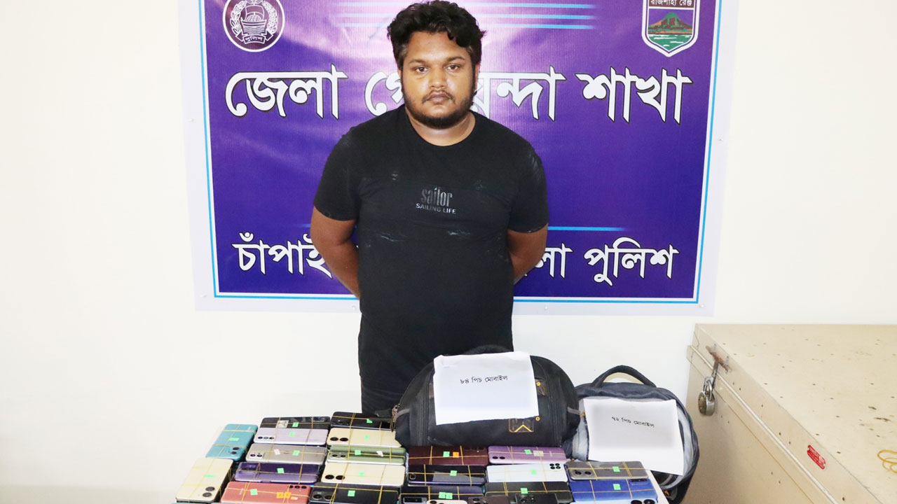 ১৫৬টি ভারতীয় মোবাইল ফোন জব্দ, যুবক আটক