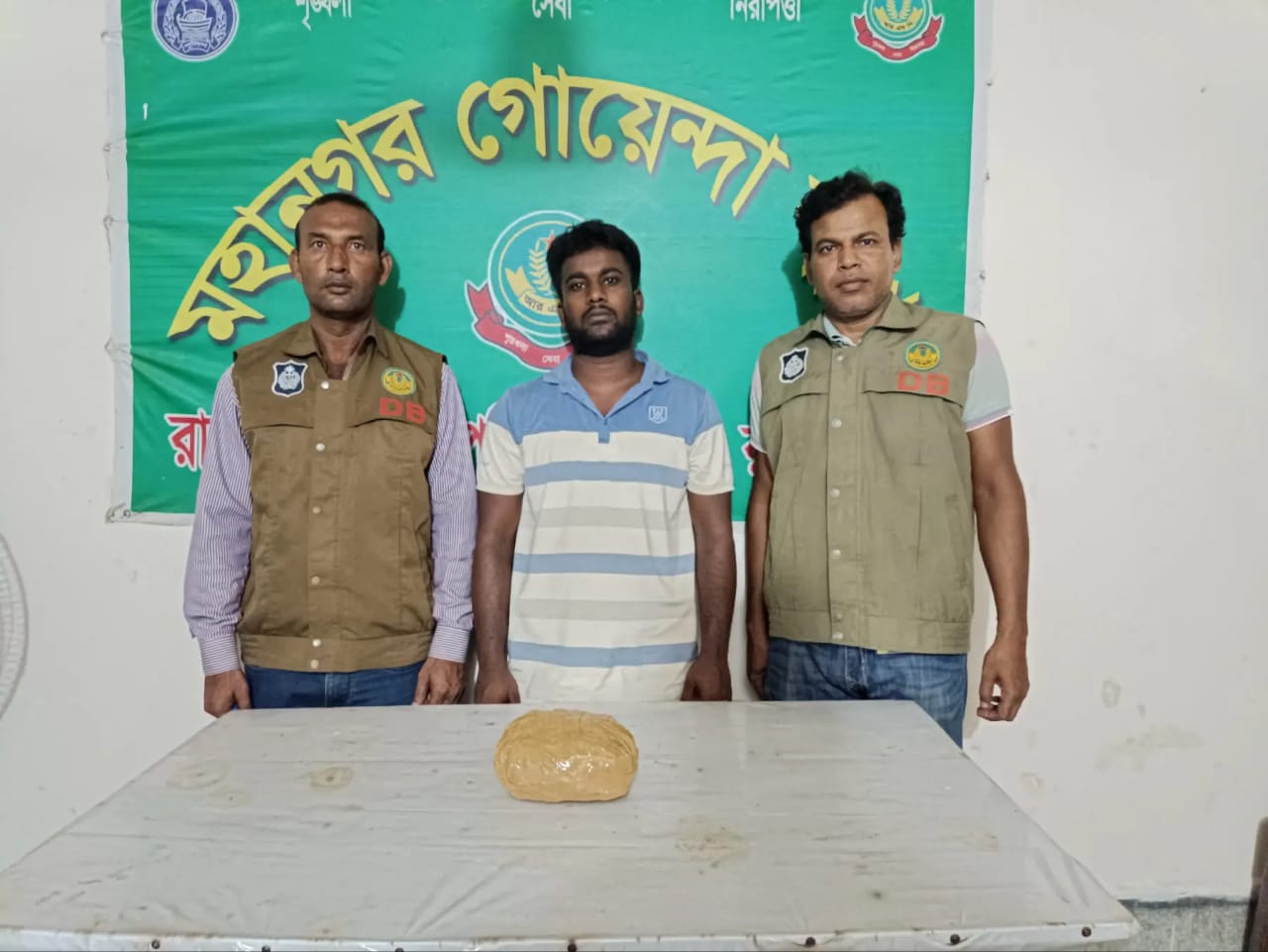 ডিবির অভিযানে চোলাইমদ ও গাঁজা উদ্ধার, গ্রেপ্তার ২