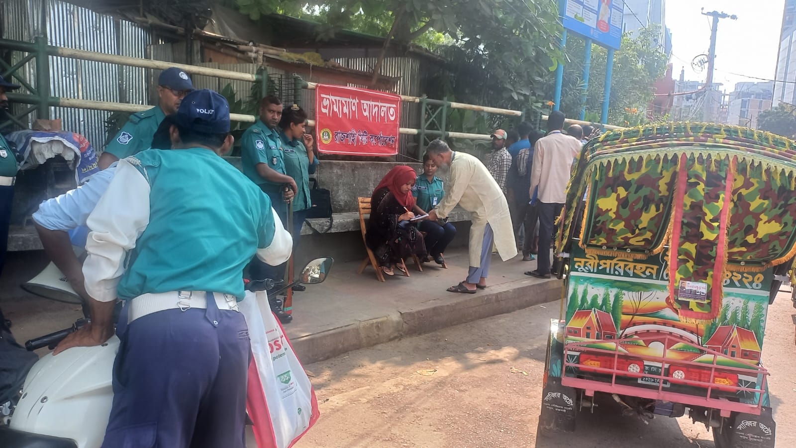 রাসিকের ভ্রাম্যমান আদালতে লাইসেন্স বিহীন অটোরিক্সা ও চার্জার রিক্সা আটক