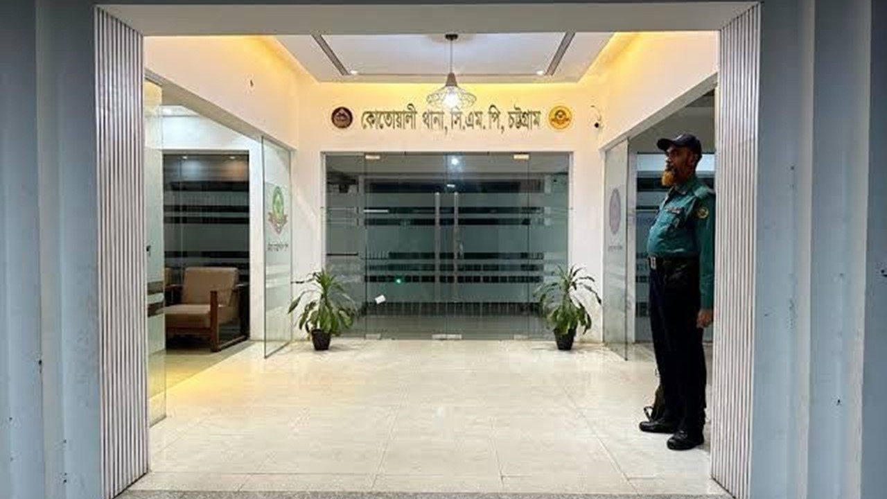 নারীর ব্যাগ তল্লাশি করল দুই ছাত্র : জনতার ধাওয়া, উদ্ধার করল পুলিশ