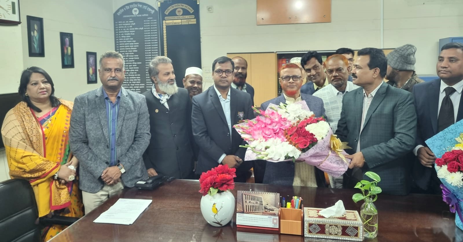 রাজশাহী শিক্ষা বোর্ডের নবনিযুক্ত চেয়ারম্যানকে ফুলেল শুভেচ্ছায় বরণ