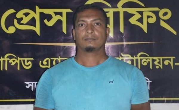 নগরীতে পুলিশের গাড়ি থামিয়ে ছিনতাই, যুবক গ্রেপ্তার
