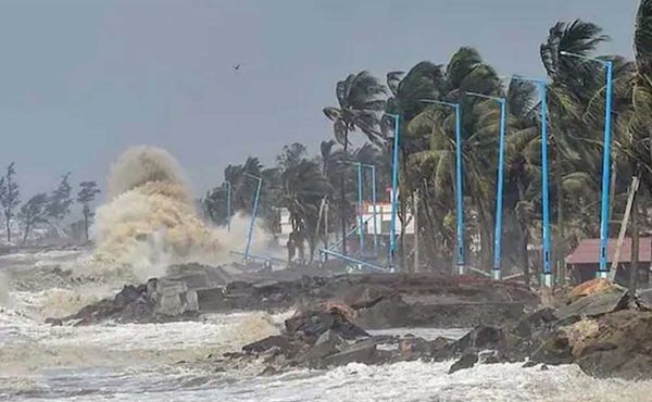 রাতের মধ্যে ১৯ অঞ্চলে ঝড়ের আভাস