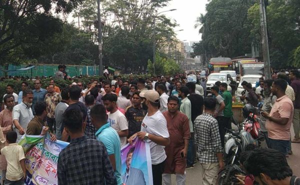 আজও ঢাকার দুই স্থানে সড়ক অবরোধ, ভোগান্তিতে যাত্রীরা
