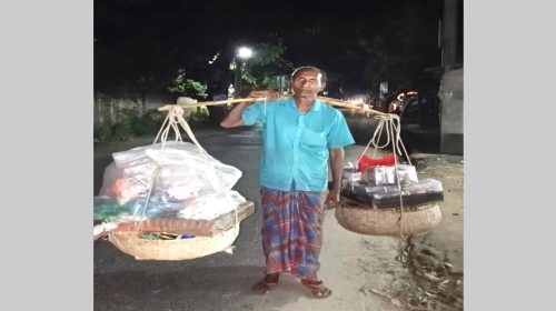 তানোরে ৩৬ বছর ধরে গ্রামে গ্রামে ঘুরে চুরি-ফিতা বিক্রি করে সংসার চালাচ্ছেন চন্দন