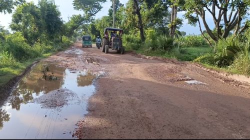 তানোরে-বায়া সড়কে বর্ষার শুরুতেই বিভিন্ন স্থানে বড় বড় গর্ত জীবনের ঝুকি নিয়ে চলাচল