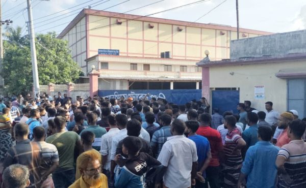 রাজশাহীতে কোল্ড স্টোরেজে অতিরিক্ত অর্থ আদায়ের অভিযোগে অবস্থান