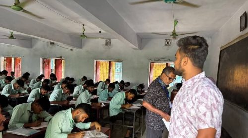 বড়াইগ্রামে পরীক্ষা কেন্দ্রে ছাত্রদল নেতার প্রবেশ নিয়ে বিভ্রান্তিকর প্রচারের প্রতিবাদ