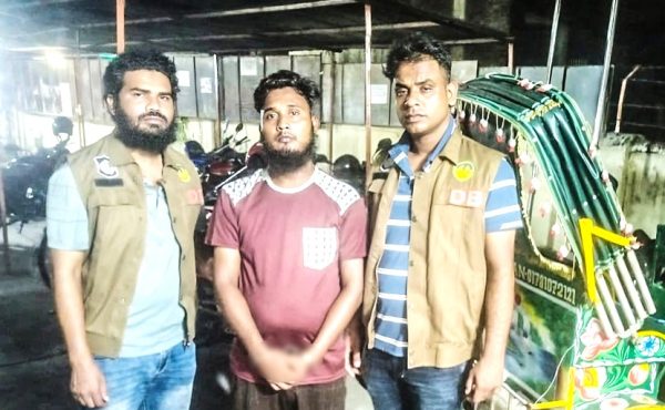 রাজশাহীতে পুলিশের অভিযানে চোরাই অটোরিকশাসহ গ্রেপ্তার ১
