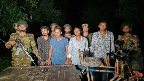 নাটোরে ডাকাতির প্রস্তুতিকালে অস্ত্রসহ ৬ জন আটক