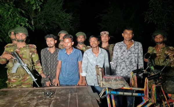 নাটোরে ডাকাতির প্রস্তুতিকালে অস্ত্রসহ ৬ জন আটক