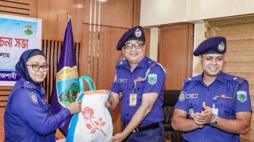 রাজশাহী জেলা পুলিশের অফিসার এবং ফোর্সের মধ্যে আম বিতরণ