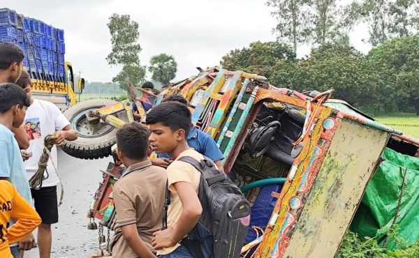 নওগাঁয় পিকআপ-ভটভটি সংঘর্ষে নিহত এক