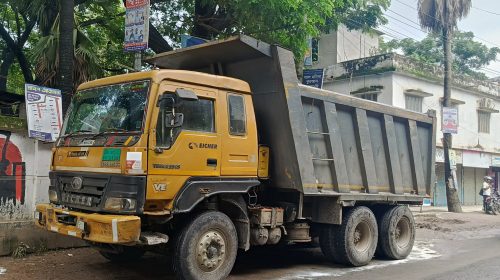 মুছলেকায় ছাড়া পাওয়া ট্রাকের মুরগীর বিষ্টা রাতেই ফেলেছে তানোরের পুকুরে