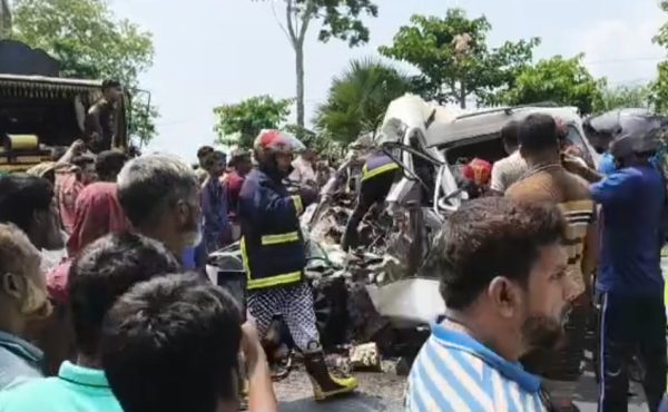 নাটোরে ট্রাক-মাইক্রোবাস সংঘর্ষে নিহত ৬
