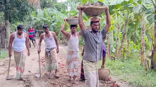 বড়াইগ্রামে নিজেরা চাঁদা তুলে কাঁচা রাস্তা সংস্কারে ব্যস্ত গ্রামবাসী