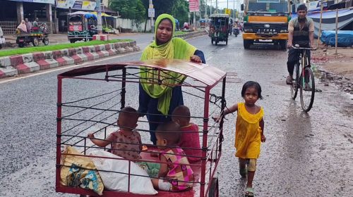 খাঁচায় বন্দি চার সন্তান নিয়ে রাস্তায় ঘুরছেন মা!