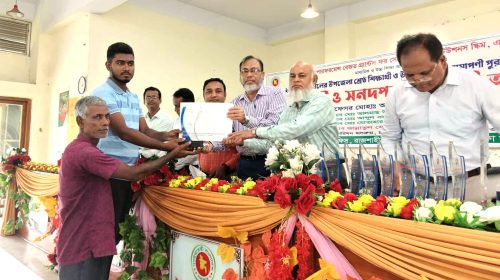 চারঘাটে শ্রেষ্ঠ শিক্ষার্থীদের ক্রেস্ট ও সনদপত্র বিতরণ 