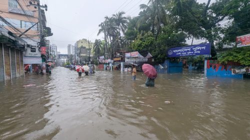 ফেনীতে বন্যা নিয়ন্ত্রণ বাঁধে ভাঙন, লোকালয়ে ঢুকছে পানি