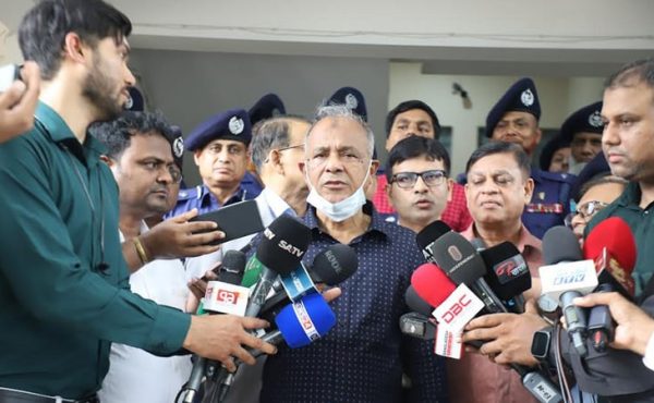 মিটফোর্ডে ব্যবসায়ী হত্যায় জড়িত সবাইকে আইনের আওতায় আনা হবে : স্বরাষ্ট্র উপদেষ্টা