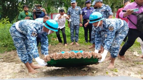 শিক্ষিকা মাসুকার কবরে গার্ড অব অনার