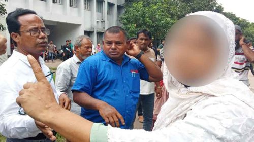 রাজশাহীর আদালত চত্বরে প্রকাশ্যেই নারীকে লাঞ্ছিত করলেন দুই কাজি