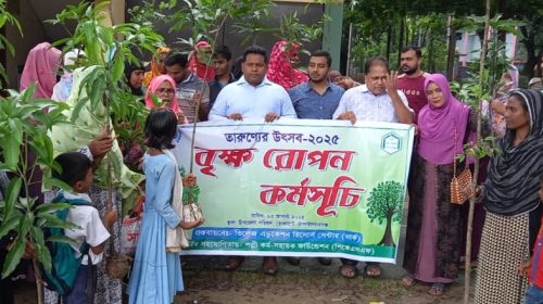 ভোলাহাটে যুবক-যুবতীদের মাঝে ফলজ ও বনজ গাছের চারা বিতরণ