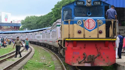 ছাত্র-জনতাকে ঢাকায় আনতে আট জোড়া ট্রেন ভাড়া করল সরকার, খরচ ৩০ লাখ