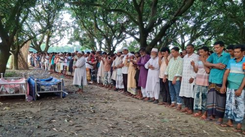 ময়নাতদন্ত শেষে সমাহিত একই পরিবারের চারজন, শোকে স্তব্ধ বামনশিকড়