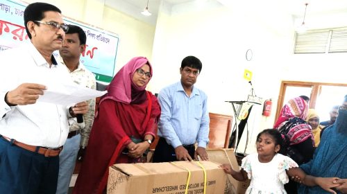 চারঘাটে শিক্ষা উপকরণ বিতরণ
