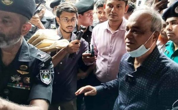 মোহাম্মদপুর কৃষি মার্কেট পরিদর্শন করলেন স্বরাষ্ট্র উপদেষ্টা