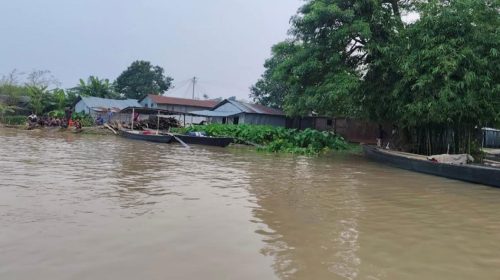 চাঁপাইনবাবগঞ্জে বন্যার পানিতে ১৩ হাজার পরিবার পানিবন্দি