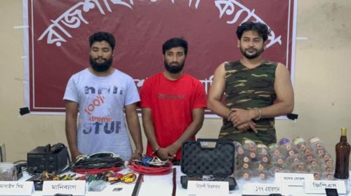রাজশাহীতে অভিযানে তিনজন আটক, অস্ত্র-বোমা তৈরির সরঞ্জাম উদ্ধার