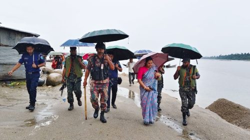 বালু-পাথর লুটপাট বন্ধে জাফলংয়ে প্রশাসনের অভিযান, ভাঙা হলো ১০০ নৌকা