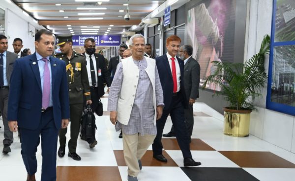 দেশে ফিরেছেন প্রধান উপদেষ্টা