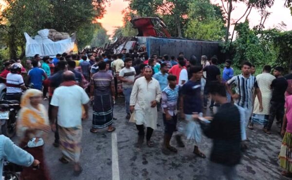 রাজশাহী-নওগাঁ মহাসড়কে বাস-ট্রাক সংঘর্ষে নিহত ১, আহত ৬