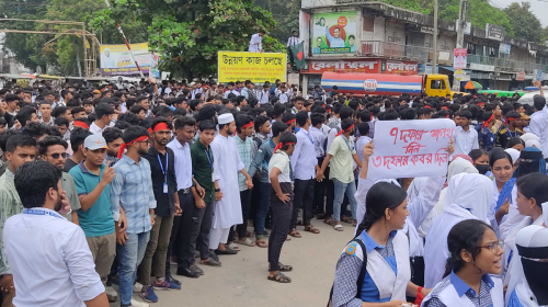 পলিটেকনিক শিক্ষার্থীদের সাতরাস্তা মোড় অবরোধ, তীব্র যানযট