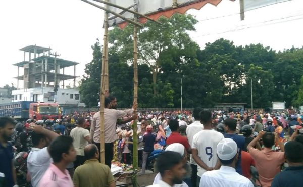নীলফামারীতে শ্রমিক-পুলিশ সংঘর্ষ, নিহত ১