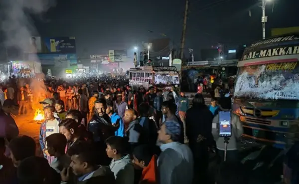 হাফ ভাড়া নিয়ে শ্রমিক-শিক্ষার্থী সংঘর্ষে অর্ধশতাধিক বাস ভাঙচুর, আহত ৬০