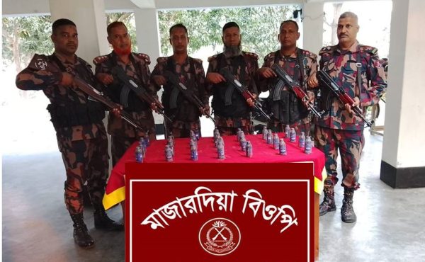 রাজশাহী সীমান্তে নিষিদ্ধ ভারতীয় ব্রনকফ-সি সিরাপ জব্দ