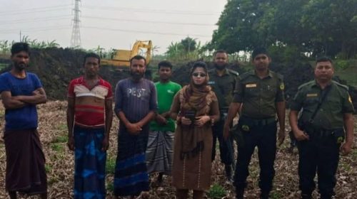 রাজশাহীর দুর্গাপুরে অবৈধ মাটি কাটার বিরুদ্ধে অভিযান: দুটি ভেকু নিস্ক্রিয়, চারটি ব্যাটারী জব্দ